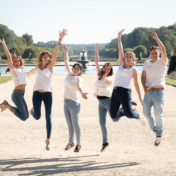Groupe d'amies en tenue coordonnée lors d'un EVJF au parc de la mairie de Barbizon en Seine-et-Marne.