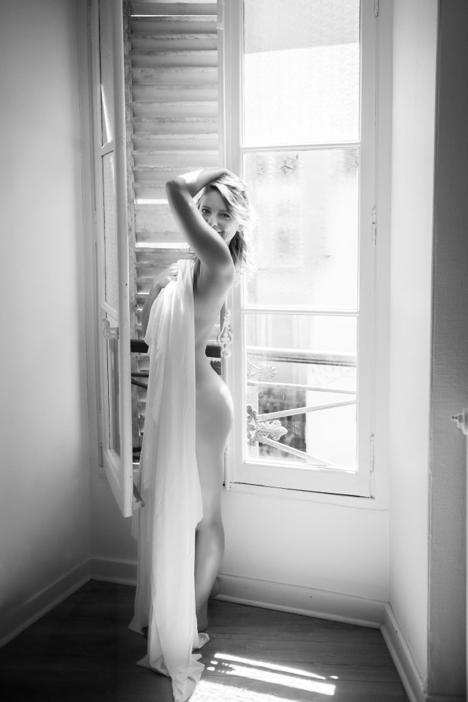 Séance boudoir femme Fontainebleau - pose sensuelle et raffinée