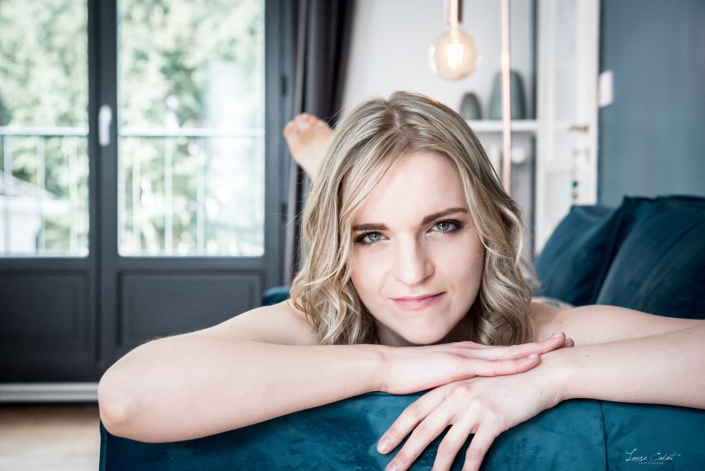 Photo boudoir femme Fontainebleau - lumière naturelle et douceur